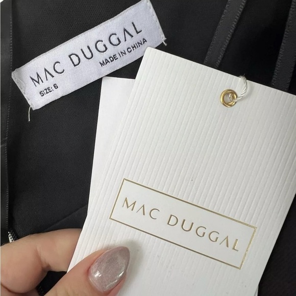 Mac Duggal
Half-Bow Bodice Trumpet Gown size 6 - Picture 7 of 8